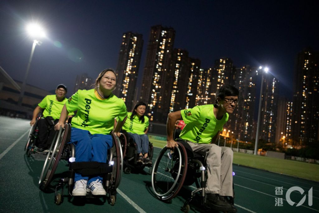 Karen（前排左）和William（前排右）即將參加「香港迪士尼樂園10k Weekend 2019」的「怪獸公司3公里賽」