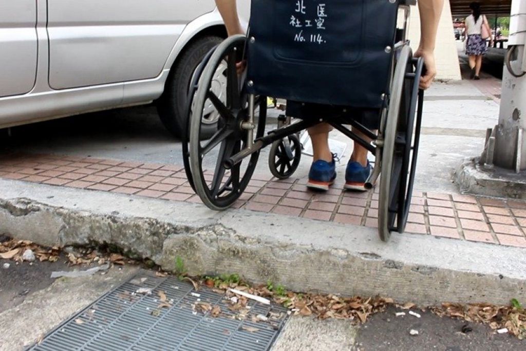 如果交通運具確實規畫、公共設施在符合「使用者經驗」的方式下仔細設計，人便不會成為「有障礙的人」