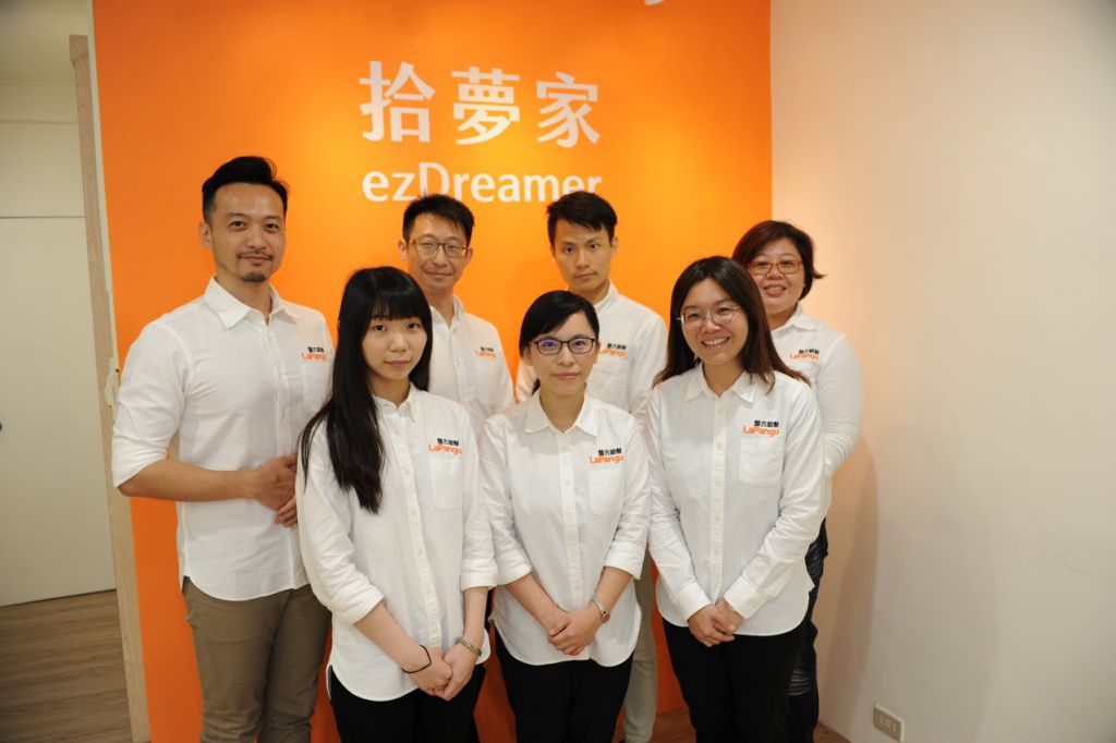 盤古銀髮為一家擁有資訊、商管及醫事多元背景的新型長照公司，也是台灣首家可利用AI來演算長輩的生活賦能指標