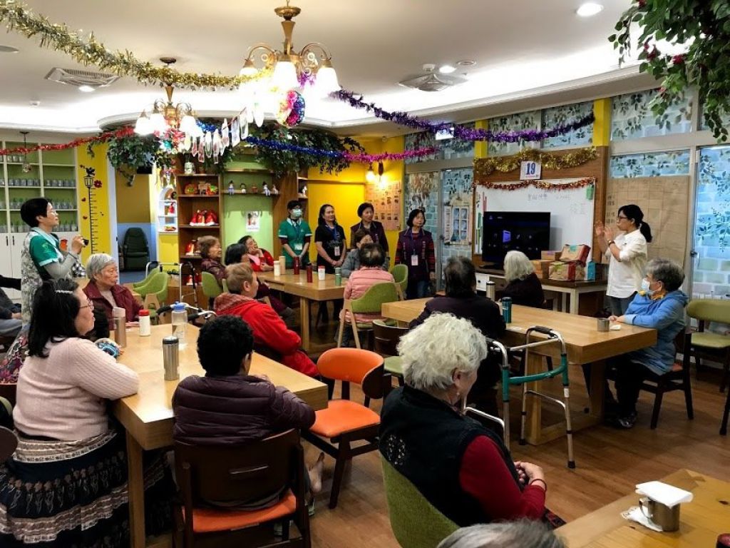 雙北市有部分日照中心與盤古銀髮合作，共同幫助長輩賦能