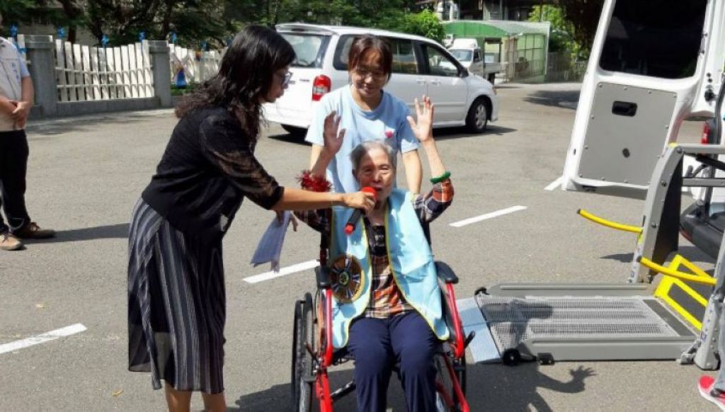 再現大愛！新竹榮民之家已故員工子女毛奕捷再捐價值165萬元的高頂式復康巴士給新竹榮家，讓榮民伯伯就醫復健更安全方便.