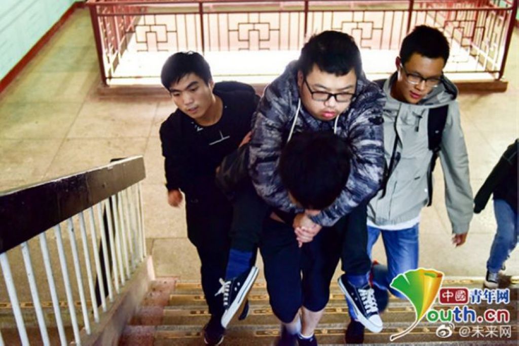 获30同学轮流背上课 小儿麻痹症男：是同学更是兄弟