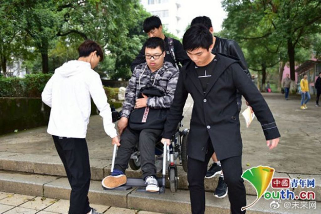 获30同学轮流背上课 小儿麻痹症男：是同学更是兄弟