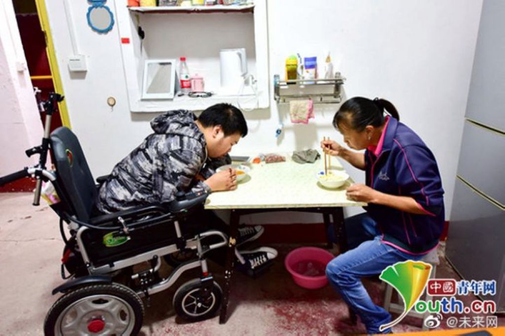 获30同学轮流背上课 小儿麻痹症男：是同学更是兄弟