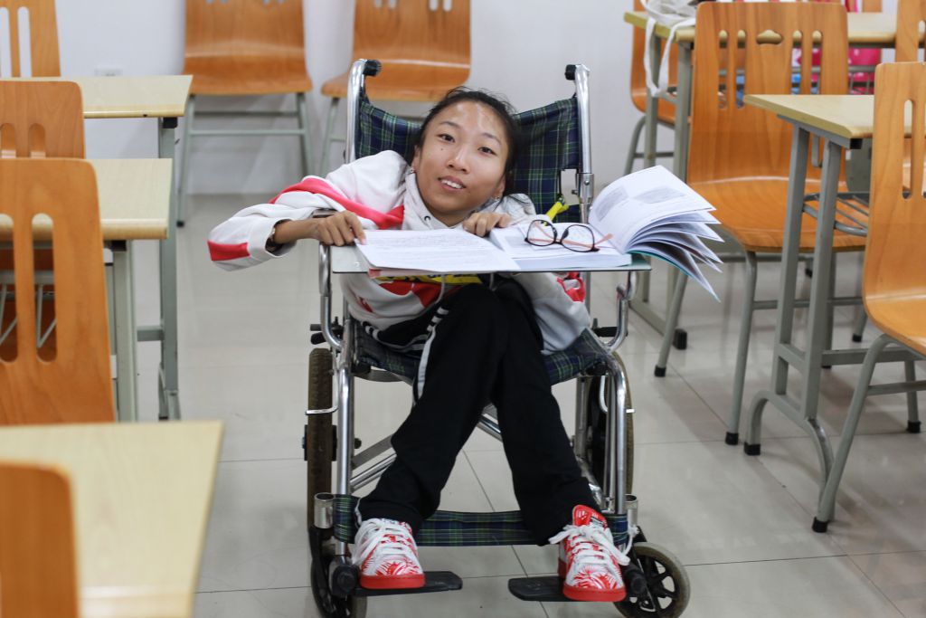 曾被断言“最多活到4岁” 如今18岁的她却成为轮椅上的“学霸”