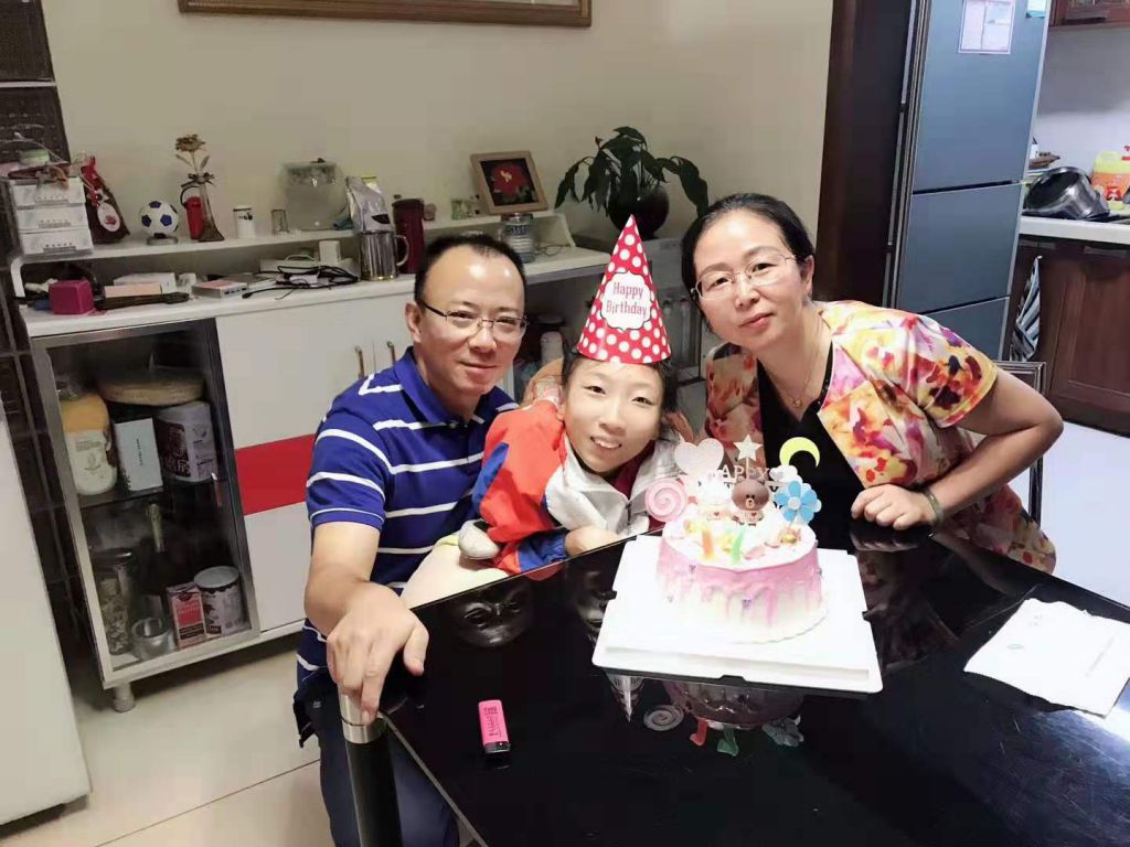 爸爸妈妈为她过生日