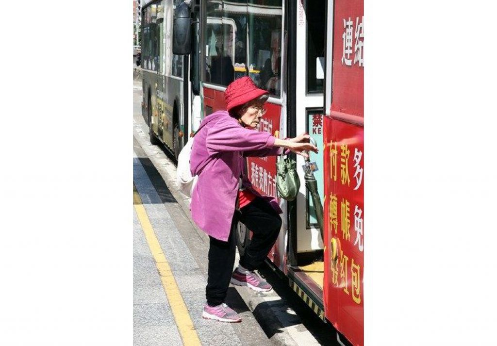 因應人口高齡化的台灣社會，現有的軟硬體對長者是否友善了呢？