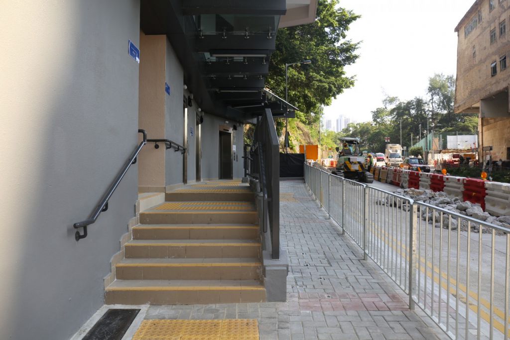 曉光街升降機及樓梯的共同出口處前的梯級未有明顯提示，容易被途經的行人忽略