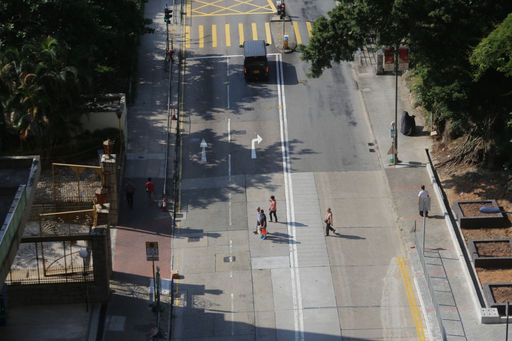 位於曉光街的升降機塔出口距離最近行人過路處約一分鐘路程，不少街坊均直接在路邊橫過馬路。