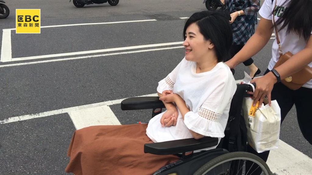 脖子以下全瘫 只剩声音带她翱翔天际