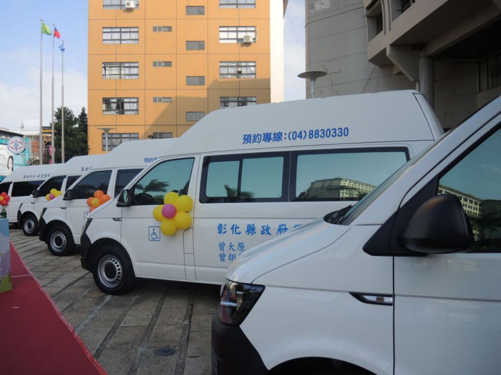 企业以及民间人士捐赠府5台复康巴士给彰化县政府