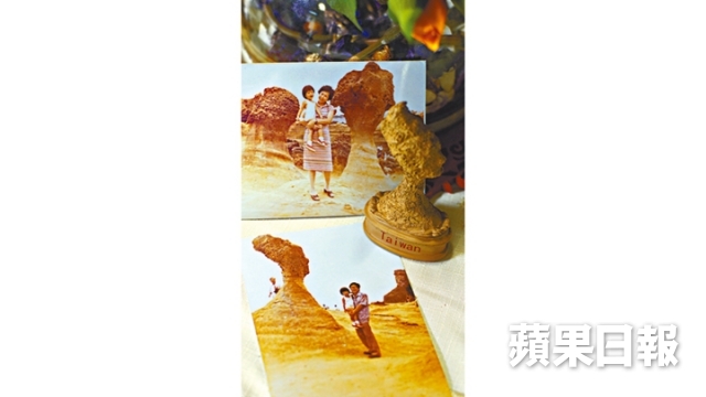 Alice两岁半时，父母带她去过野柳地质公园，爸爸抱住她在「女王头」前合照。