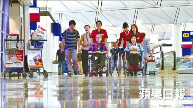 【真-孝顺女】插胃喉坐轮椅使乜惊 推住爸爸去旅行