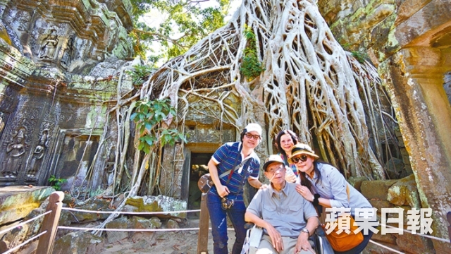 爸爸坐轮椅后，Alice与顾琪带他出游次数反比以前更多。家人去到充满历史感的柬埔寨，在吴哥窟前留影。