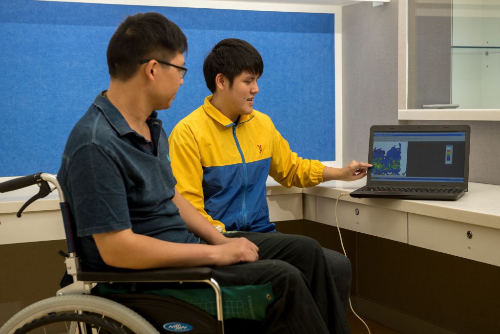 協會復康座椅服務為有需要人士度身訂造適合座椅。