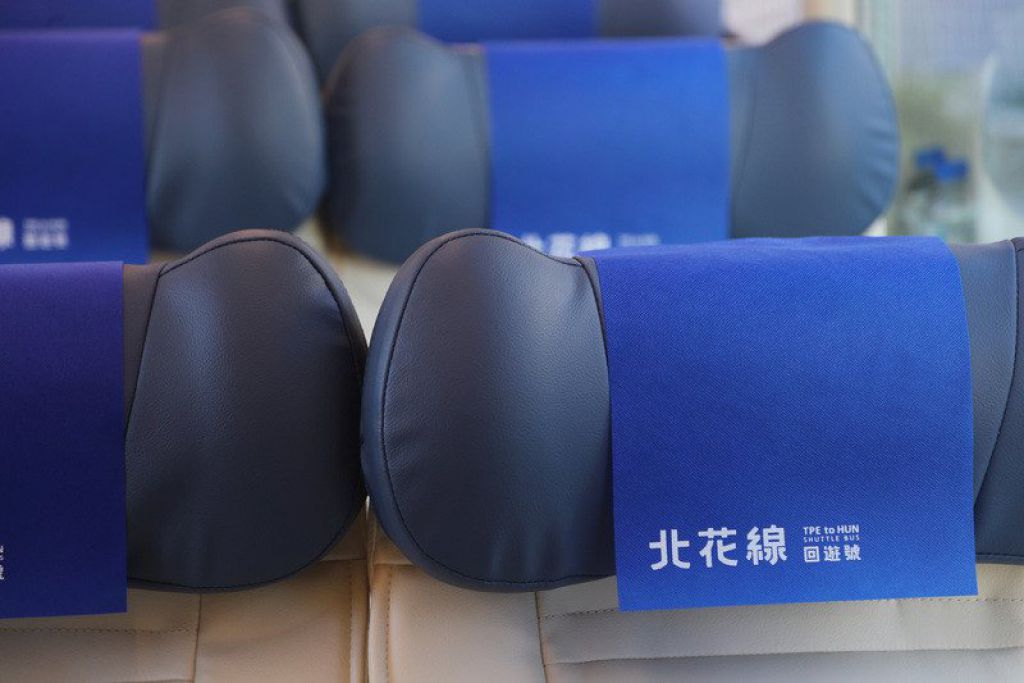 座位头巾的样式也简洁好看