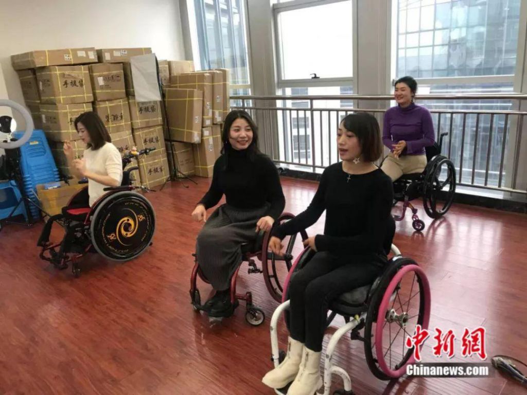 四位姑娘在练舞间隙谈笑