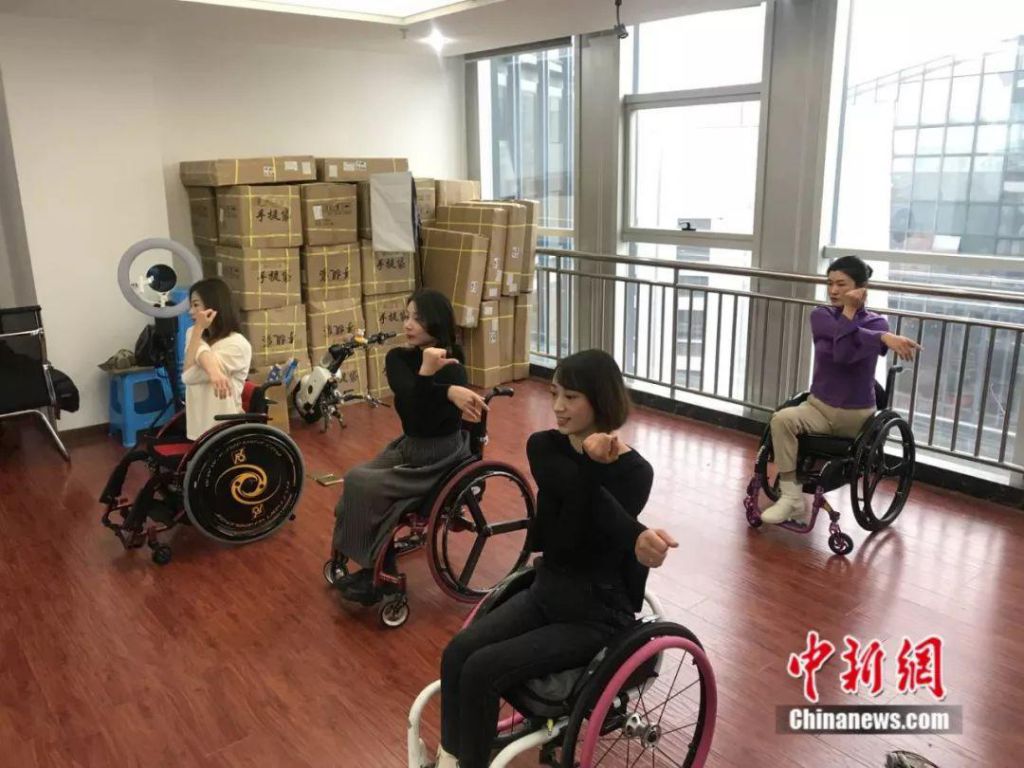 轮椅上的“舞蹈天团”：用双手舞出人生新可能