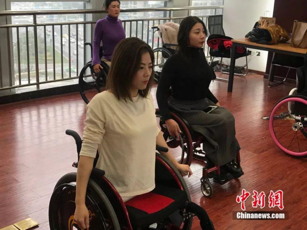 身穿白衣的渭梅女正在练舞