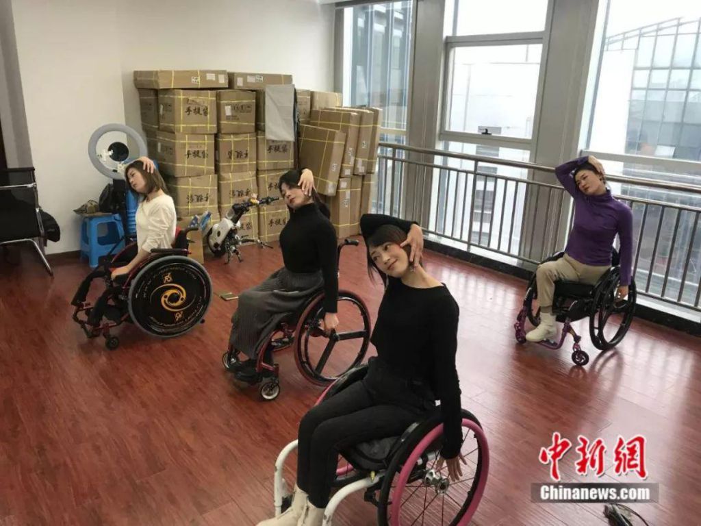 正在练习舞蹈的4位姑娘