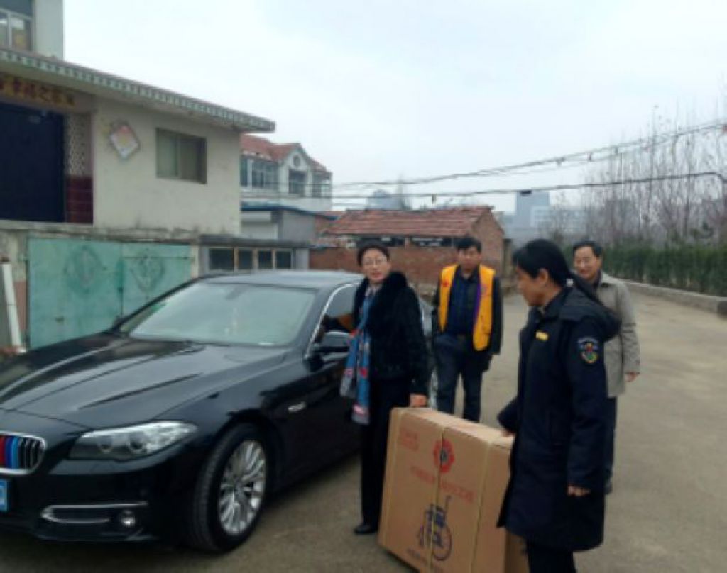 灵珠山街道开展为残疾人送轮椅活动