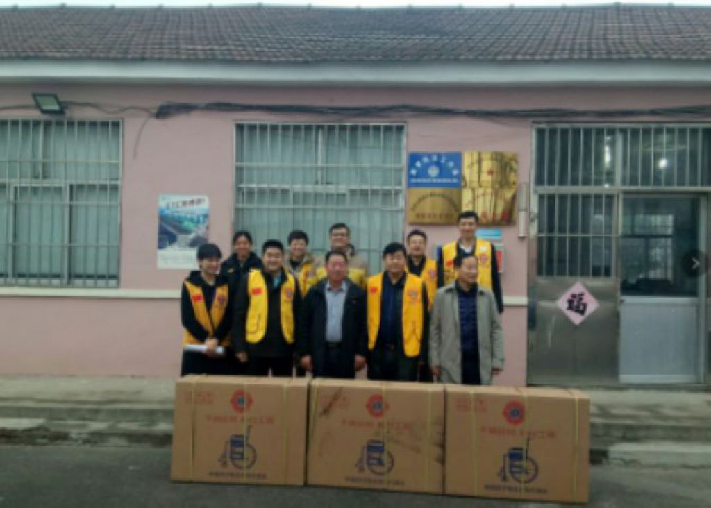 灵珠山街道开展为残疾人送轮椅活动