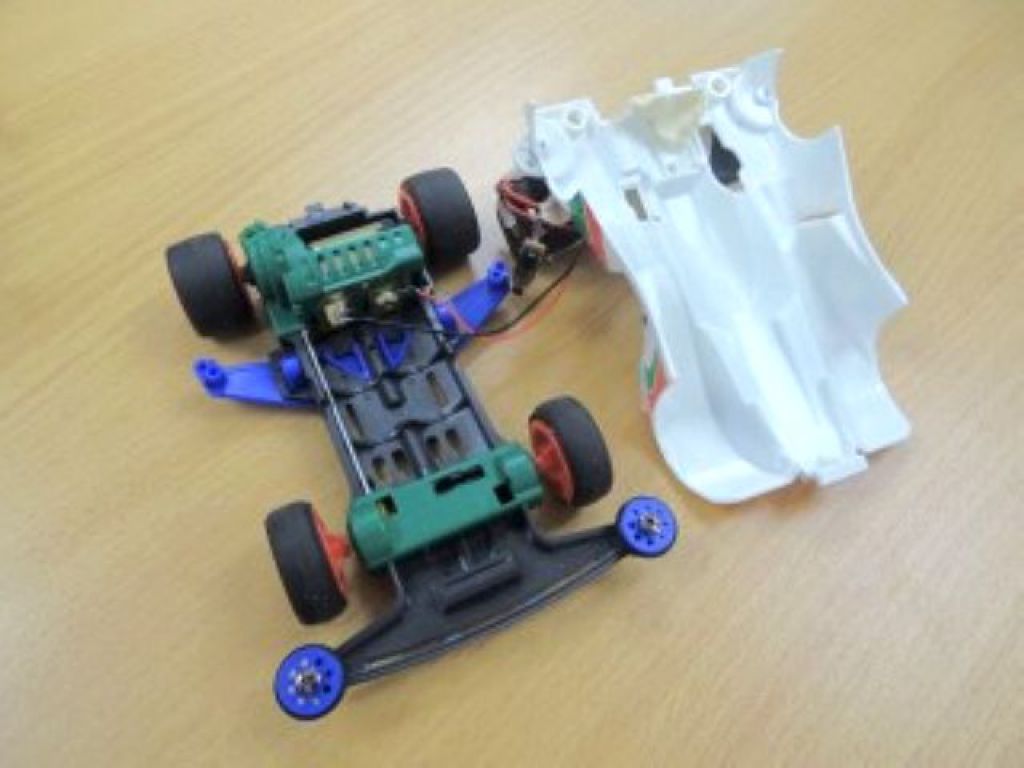 经改装后的四驱车，把原本连接电池的部分接驳到负责接收脑电波及进行放电的部分