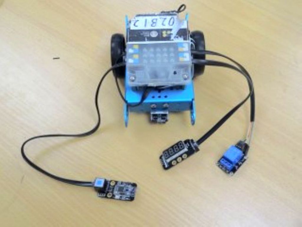 在mBot上接上继电器，才能使它正常运作