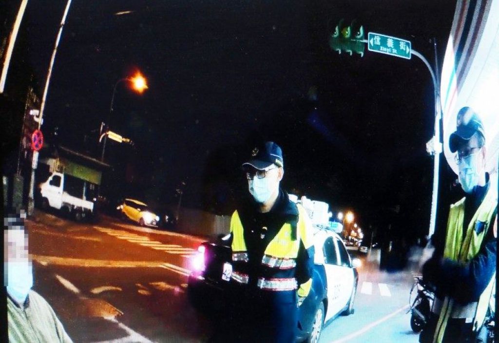 輪椅老人負氣離「家」 草屯警凌晨奔波勸回