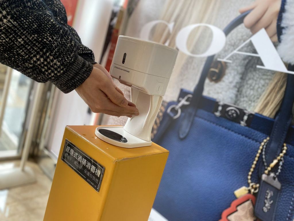 桃園火車站搭車人潮眾多，站前的遠東百貨桃園店在出入口都擺設感應式手部消毒器