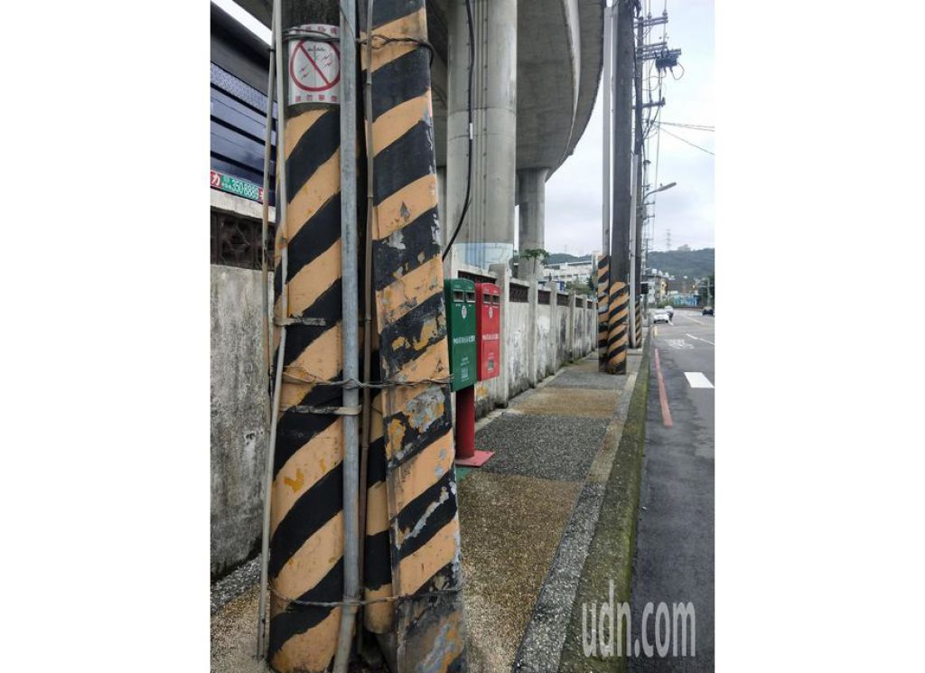 基隆2000根電線桿占人行道 行人被迫走馬路