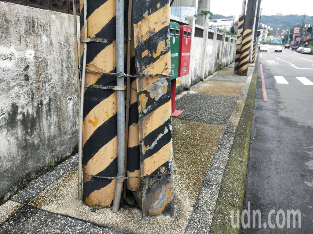 基隆2000根電線桿占人行道 行人被迫走馬路