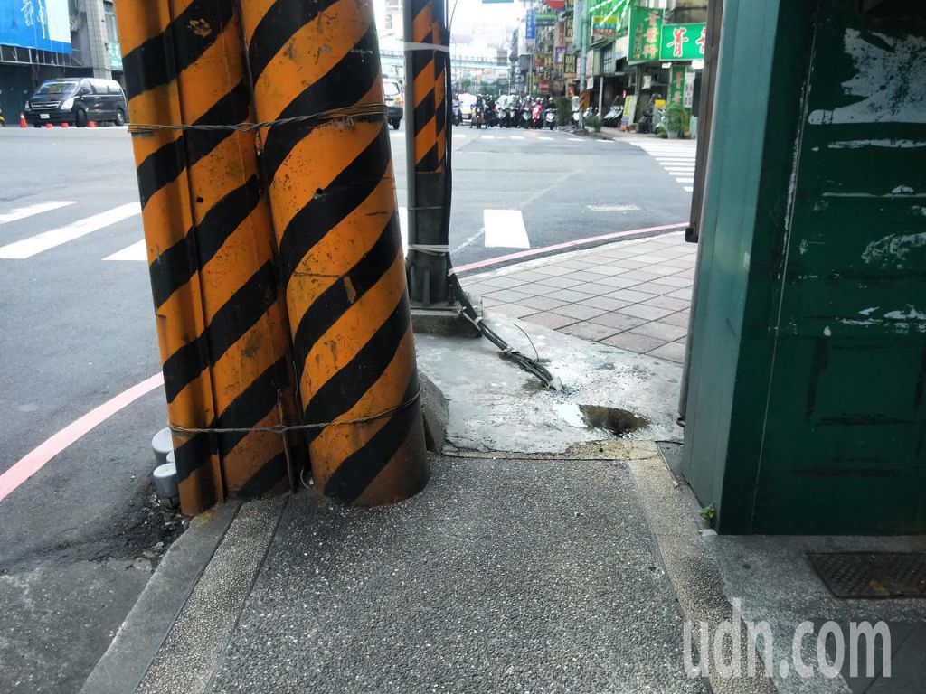 基隆2000根電線桿占人行道 行人被迫走馬路