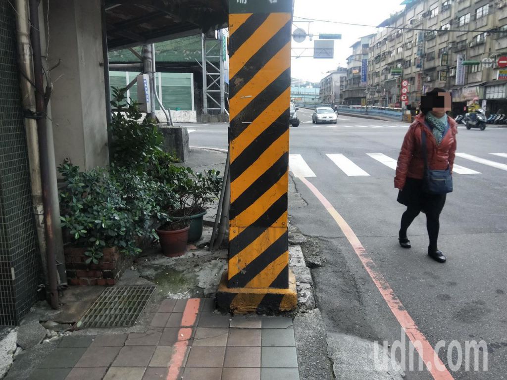 基隆2000根電線桿占人行道 行人被迫走馬路