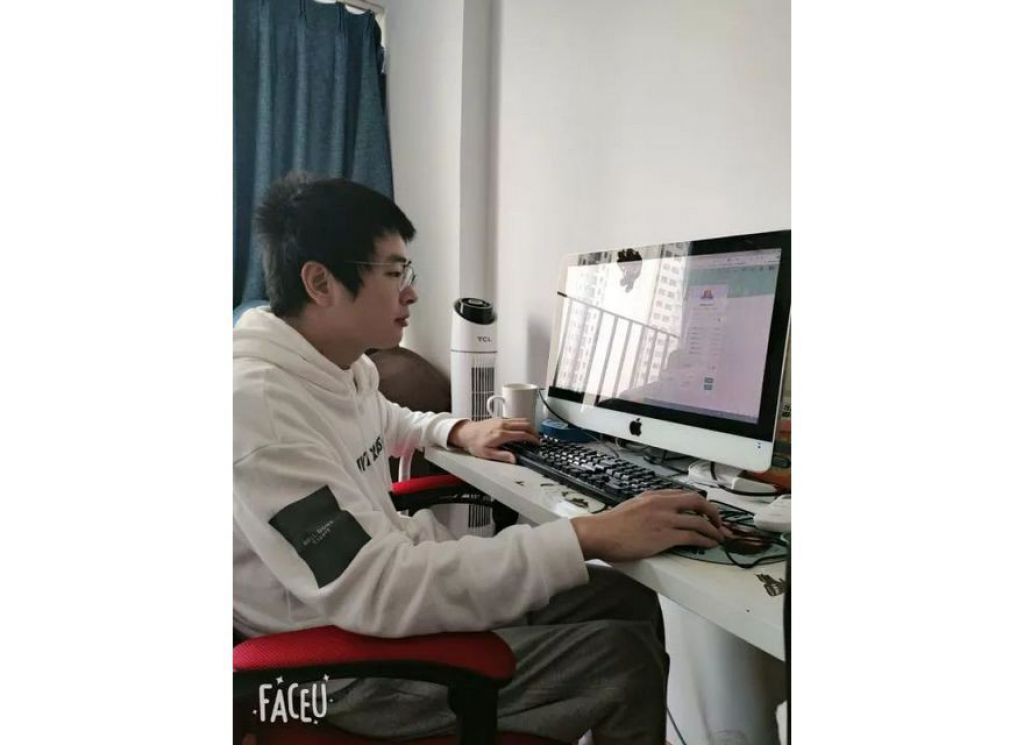 今年11月底，孫寧剛做了一個手術，至今腿上還帶著支架，“腿還會疼，但是不影響坐在那工作。 ”