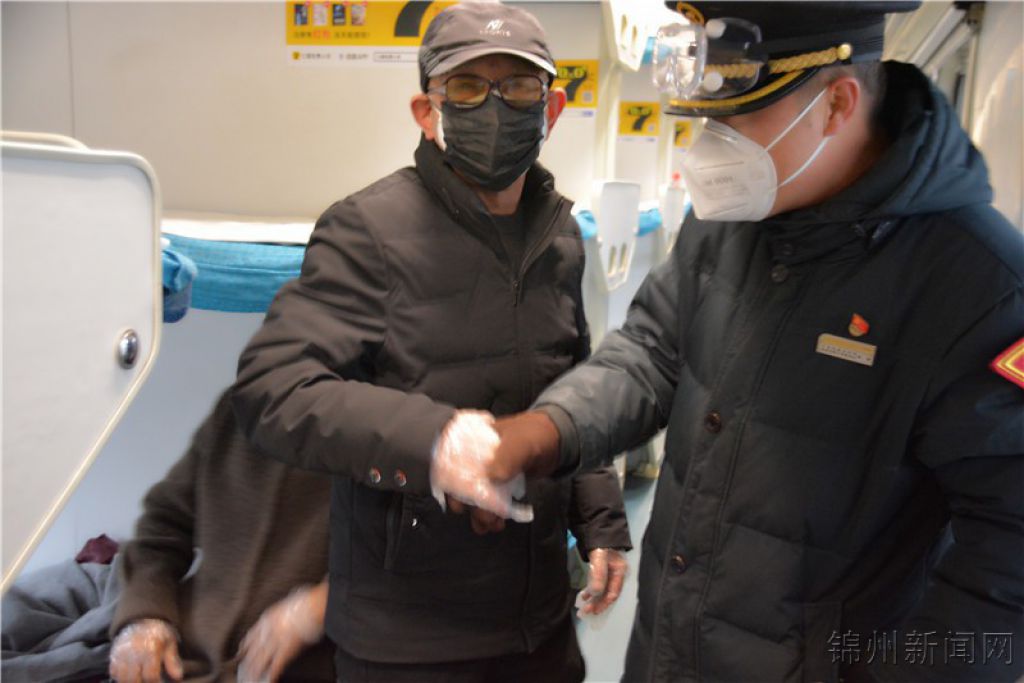   老人的兒子聽後高興地說：“我母親將近160斤的體重行走不便，還拿著這麼多行李，正愁上車難呢。我們知道你們每天接觸那麼多旅客，肯定心裡也擔心被傳染，也沒敢找你們幫忙。現在進站我放心了。”