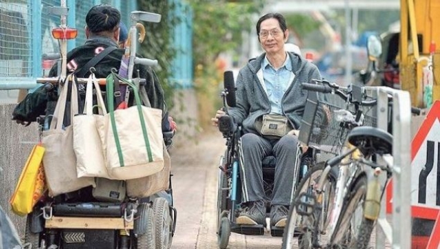 天坛街行人路有不少单车及杂物，以及地盘水马堵路，4名轮椅病人即场示范「对头行」，结果大家需互避杂物，两架轮椅难同时并行经过。
