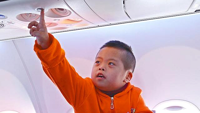 許多小朋友首次坐飛機，對機艙設計充滿好奇。