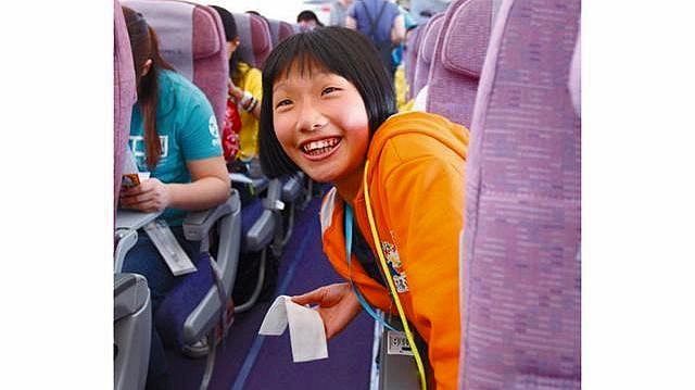 小朋友第一次坐飛機，相當興奮。