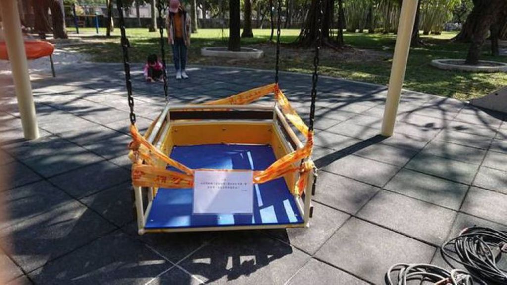 盪鞦韆變海盜船！　中市輪椅遊具無防護遭批山寨版