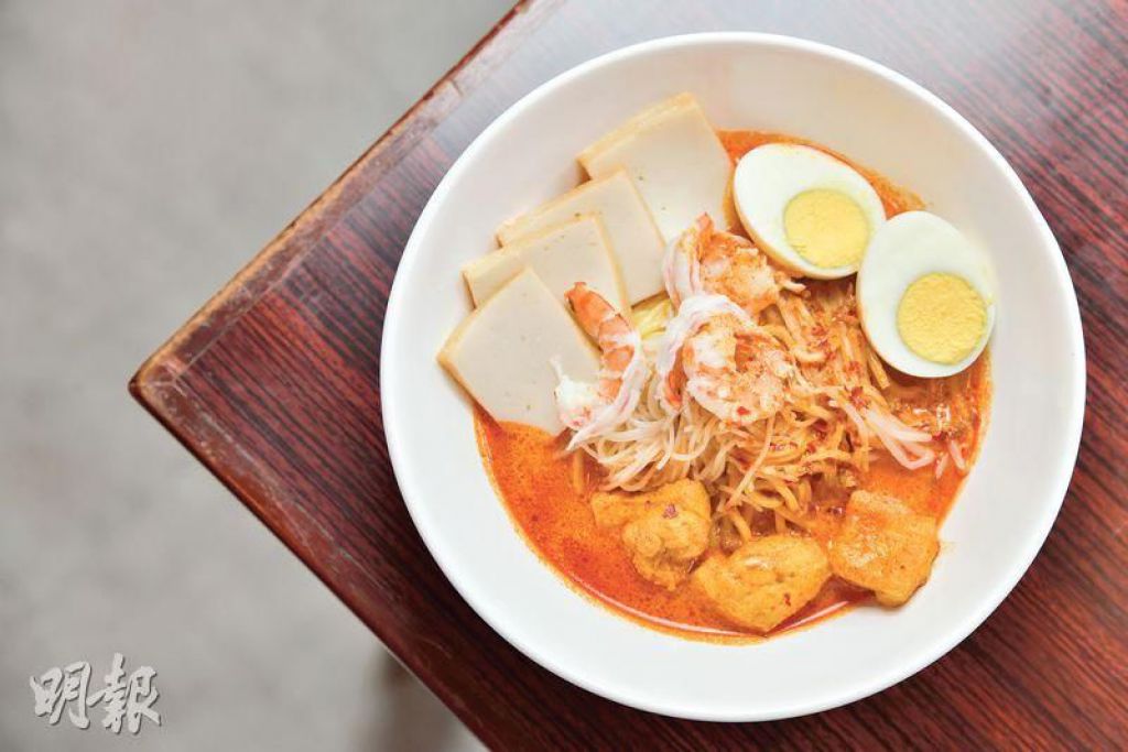 叻沙虾——鱼片、虾肉、豆卜、面条吸尽虾味浓郁的叻沙汤底，关键在于以虾壳、椰浆、新加坡叻沙叶、虾米酱、辣椒膏等材料熬成的虾汤。（$58，厨尊）