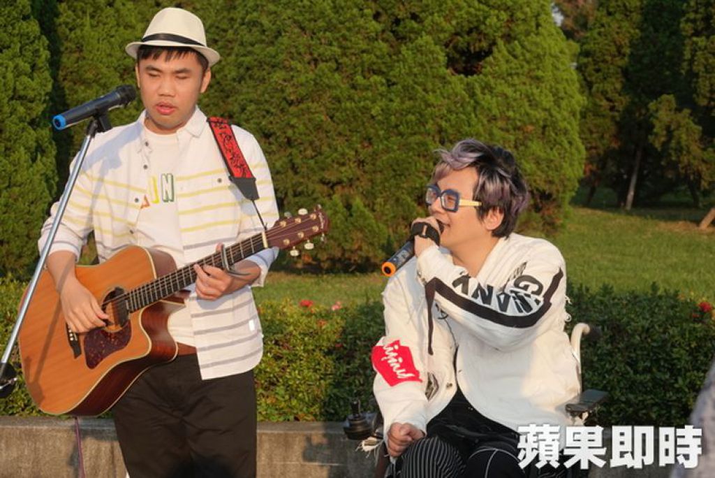 林政纬与洪新智组成双人乐团，在双北地区表演