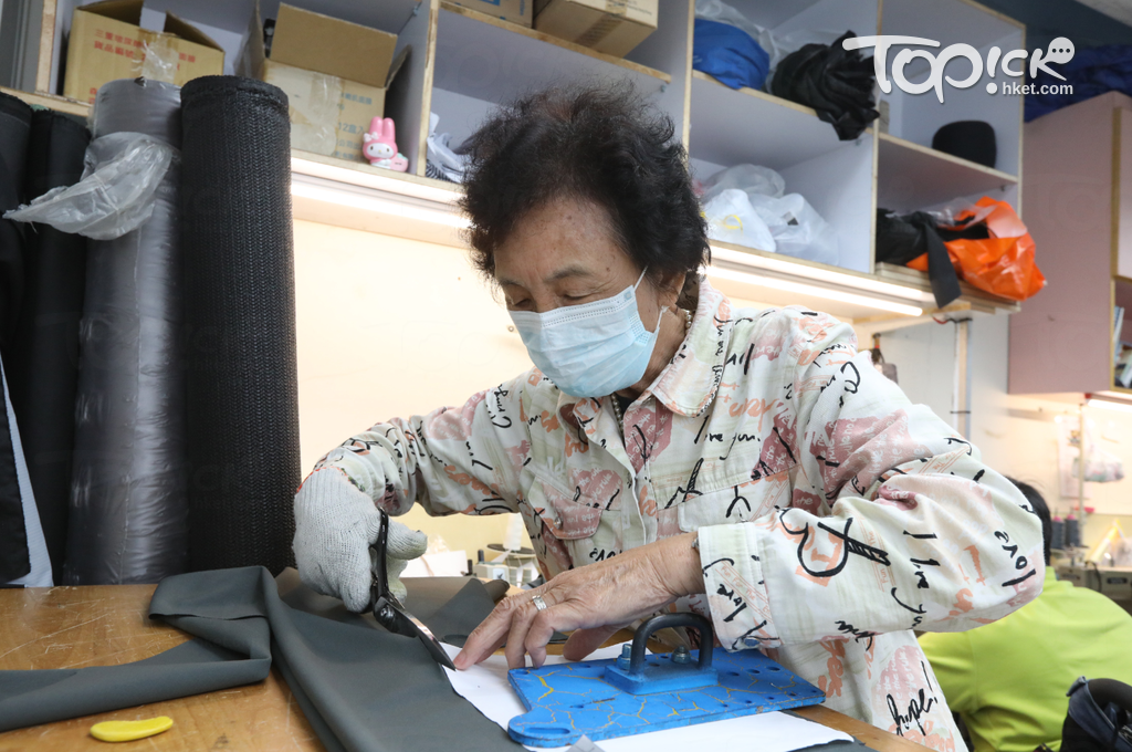 10多年来，丽嫦持续做义工，为轮椅人士缝制背袋、侧袋、毯子等。