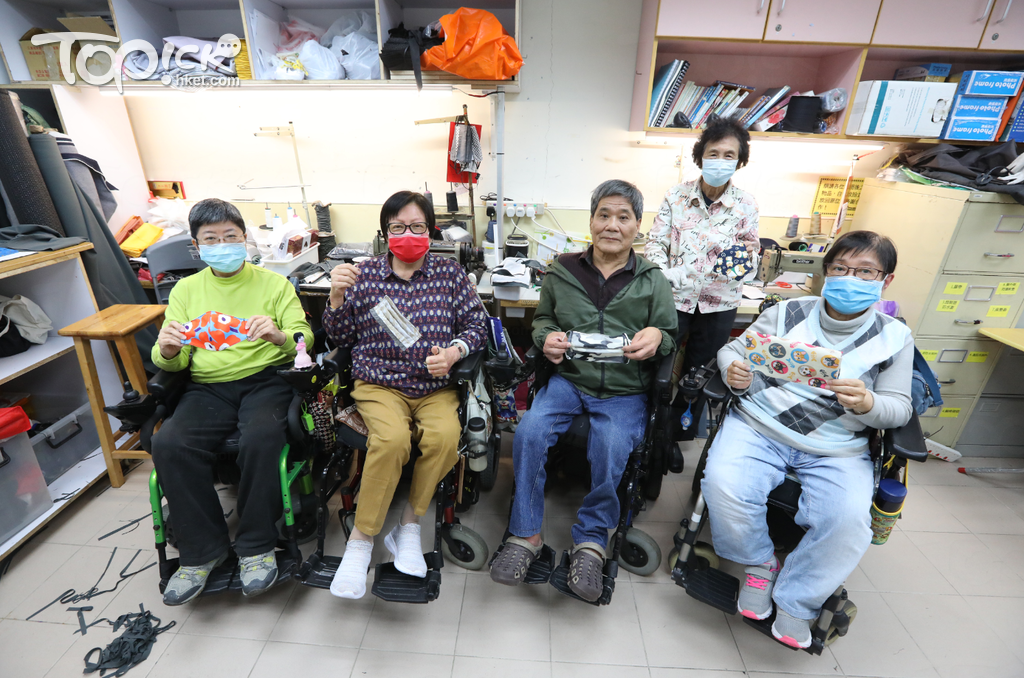过去个多月，义工阿金、少玲、森师傅、丽嫦和倩明（左至右），一同车布口罩助人。
