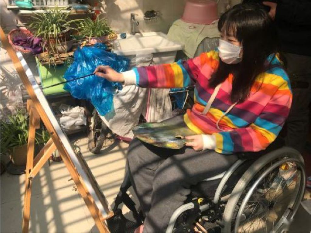 裘婷在家中作画