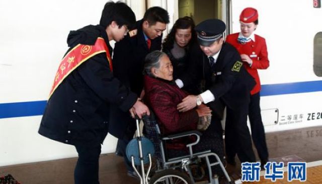 Ｃ５６０４次列車長與武漢站工作人員做好交接