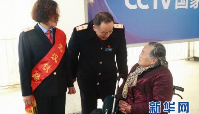 在黃岡站站台上，工作人員安撫老人安心乘車