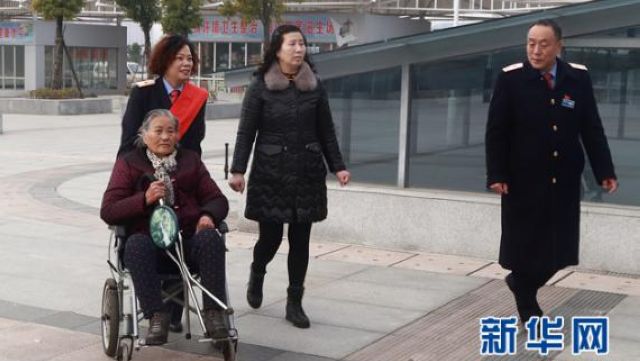 黃岡站客運值班主任倪偉華與客運員宋林迎接上李玉蘭