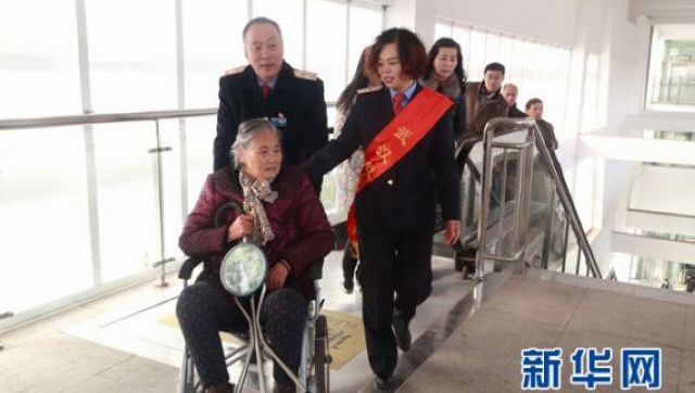 黃岡站工作人員將李玉蘭攙扶送上站台