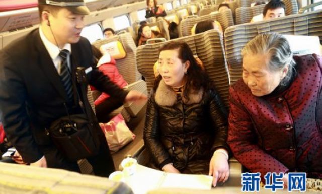 Ｃ５６０４次列車長馬鬆為兩位老人提供服務